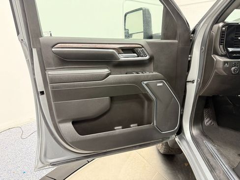 Used 2025 Chevrolet Silverado 2500 LTZ w/ LTZ Convenience Package image 9