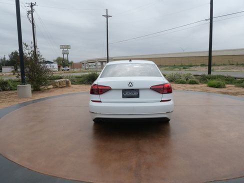 Used 2017 Volkswagen Passat 1.8T SE w/ SE Lighting Package image 3