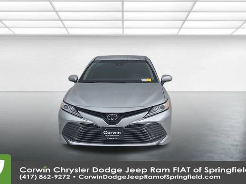 Used 2018 Toyota Camry XLE image 5