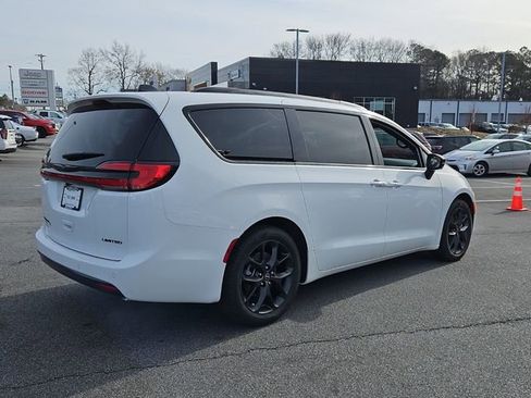 New 2026 Chrysler Pacifica Limited w/ S Appearance Package image 9
