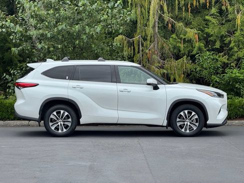 Used 2022 Toyota Highlander XLE AWD/4WD image 52