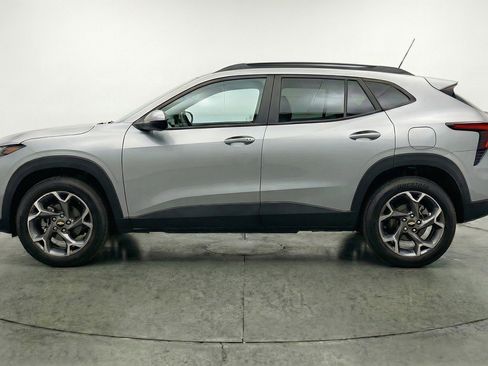 Used 2025 Chevrolet Trax LT w/ LT Convenience Package image 5