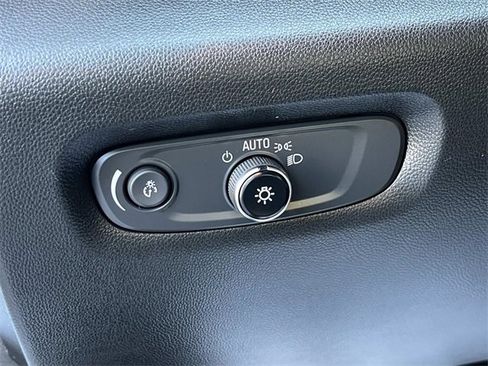 Used 2022 Chevrolet Traverse LT image 36