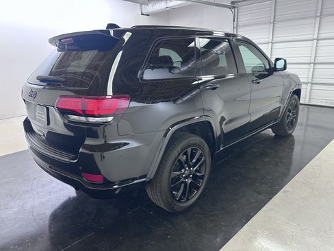 Used 2020 Jeep Grand Cherokee Altitude AWD/4WD image 16