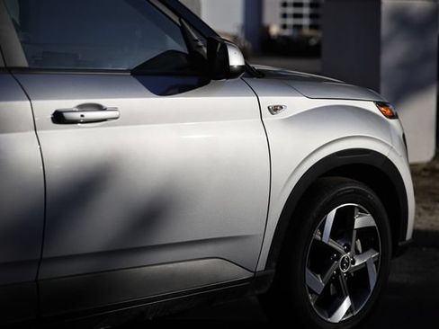 Used 2025 Hyundai Venue SEL FWD image 6