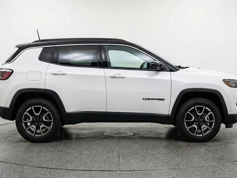 Used 2025 Jeep Compass Trailhawk AWD/4WD image 11