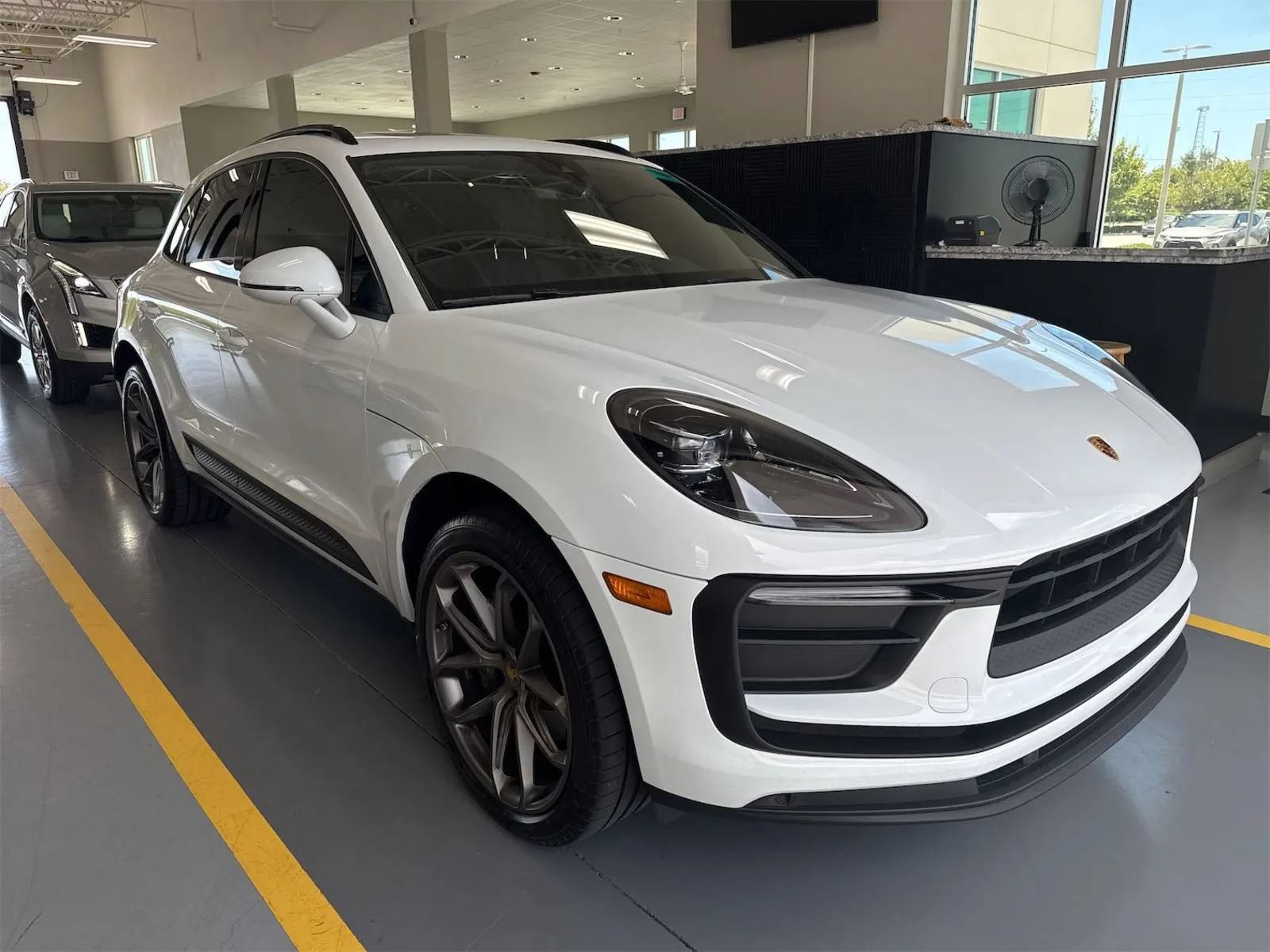 Used 2022 Porsche Macan AWD/4WD image 3