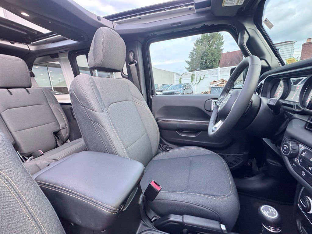 Used 2026 Jeep Wrangler Unlimited Sahara AWD/4WD image 20