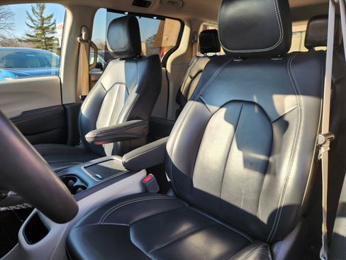 Used 2023 Chrysler Pacifica Touring-L image 7