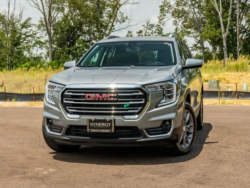 Used 2024 GMC Terrain SLT AWD/4WD image 1