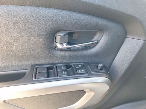 Used 2024 Nissan Titan SV w/ SV Convenience Package image 3
