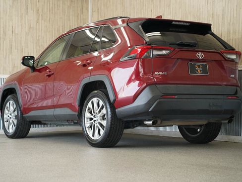 Used 2019 Toyota RAV4 XLE Premium FWD image 7