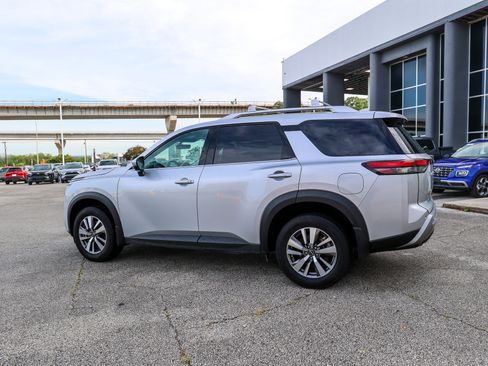Used 2025 Nissan Pathfinder SL AWD/4WD image 10