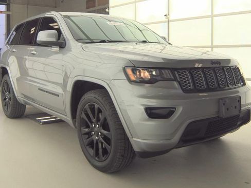 Used 2019 Jeep Grand Cherokee Altitude image 2