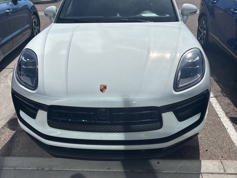 Used 2024 Porsche Macan image 2