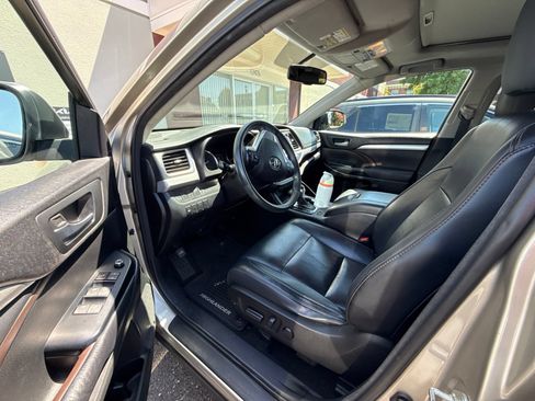 Used 2015 Toyota Highlander XLE AWD/4WD image 4