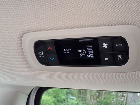 Used 2024 Chrysler Pacifica Touring-L FWD image 6