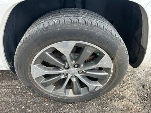 Used 2019 Jeep Cherokee Overland w/ Technology Group AWD/4WD image 11