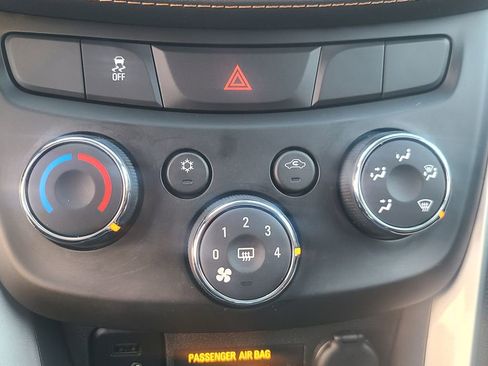 Used 2022 Chevrolet Trax LT w/ LT Convenience Package image 18