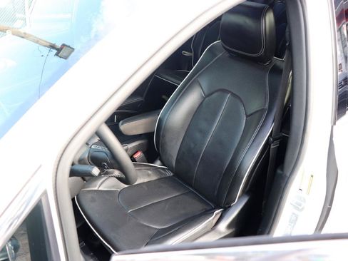 Used 2026 Chrysler Pacifica Limited FWD image 11