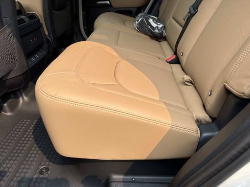 New 2026 Land Rover Defender 110 X-Dynamic SE AWD/4WD image 15