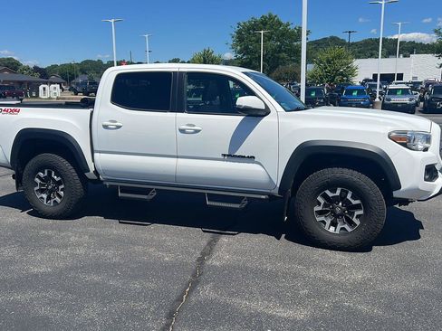 Used 2017 Toyota Tacoma TRD Off-Road AWD/4WD image 3