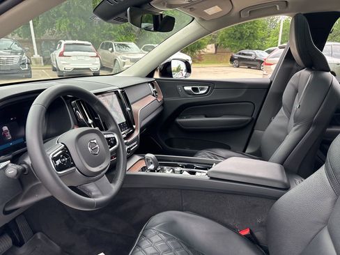 Used 2024 Volvo XC60 B5 Plus w/ Protection Package Premier image 18