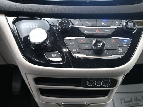 Used 2024 Chrysler Pacifica Touring-L image 26