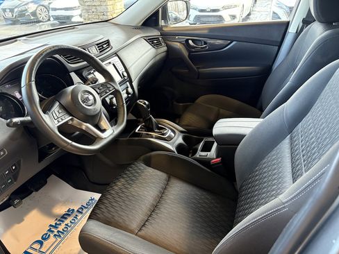 Used 2018 Nissan Rogue SV image 2