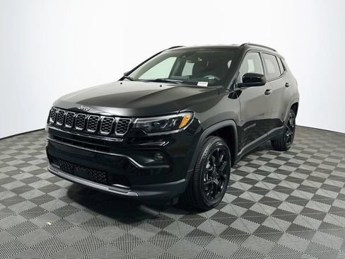 Used 2025 Jeep Compass Latitude w/ Convenience Group AWD/4WD image 4
