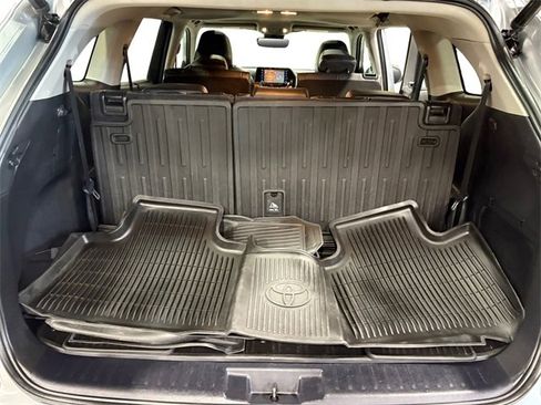 Used 2022 Toyota Highlander XLE image 12