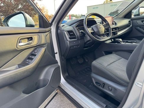 Certified 2025 Nissan Rogue SV image 14