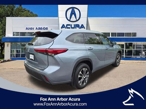 Used 2020 Toyota Highlander XLE AWD/4WD image 5