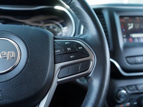 Used 2019 Jeep Cherokee Latitude Plus FWD image 31