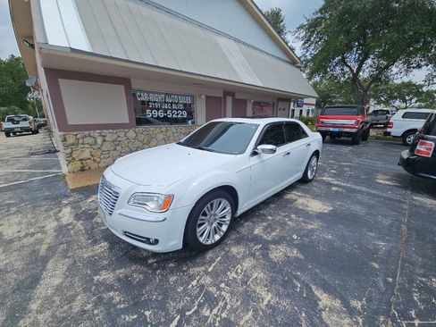Used 2011 Chrysler 300 Limited RWD image 2
