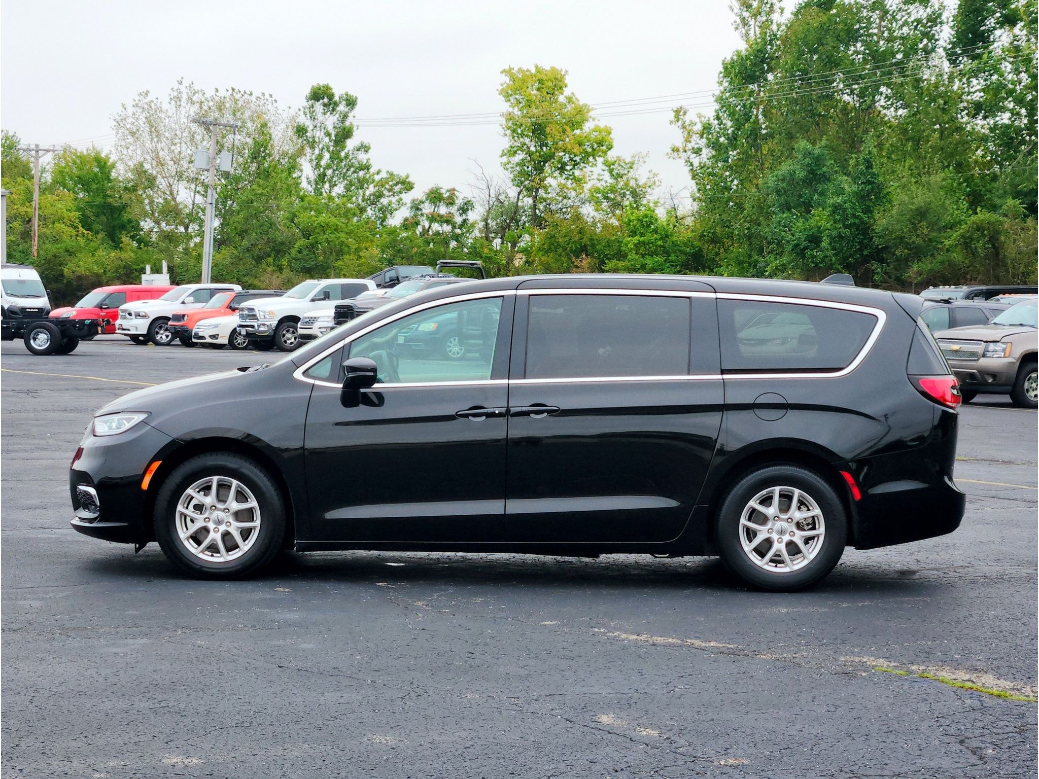 Used 2024 Chrysler Pacifica Touring-L FWD image 11