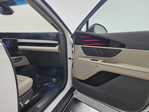 Used 2024 Lincoln Nautilus Reserve image 12