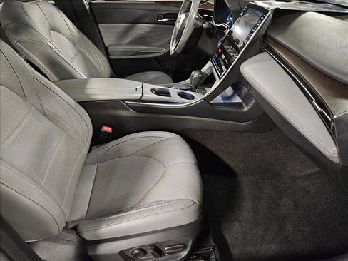 Used 2019 Toyota Avalon Limited image 22