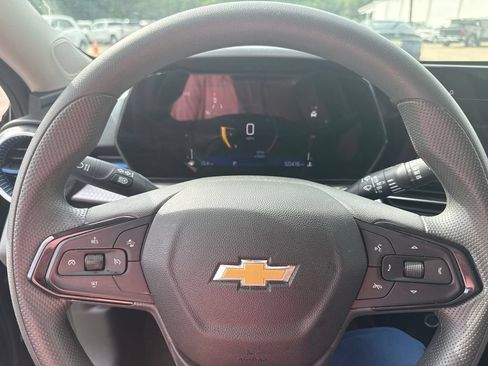 Used 2025 Chevrolet Trax LT FWD image 12