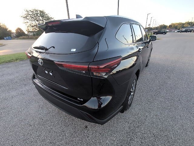 Used 2025 Toyota Highlander XLE FWD image 7