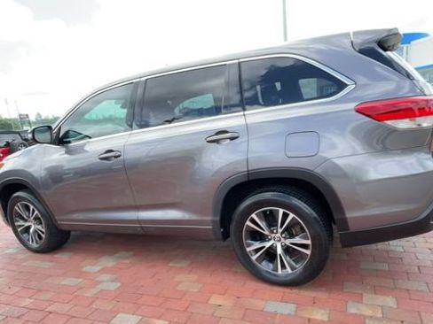 Used 2018 Toyota Highlander LE FWD image 7