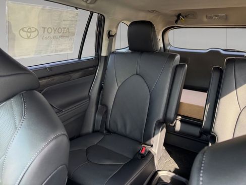 New 2026 Toyota Highlander Platinum AWD/4WD image 16