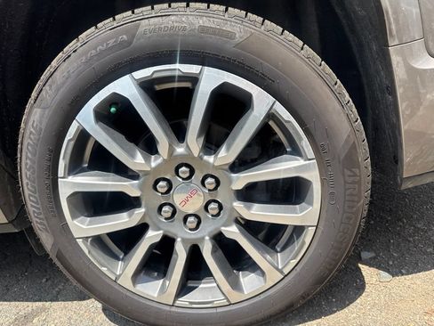 Used 2022 GMC Acadia Denali w/ Denali Technology Package AWD/4WD image 16
