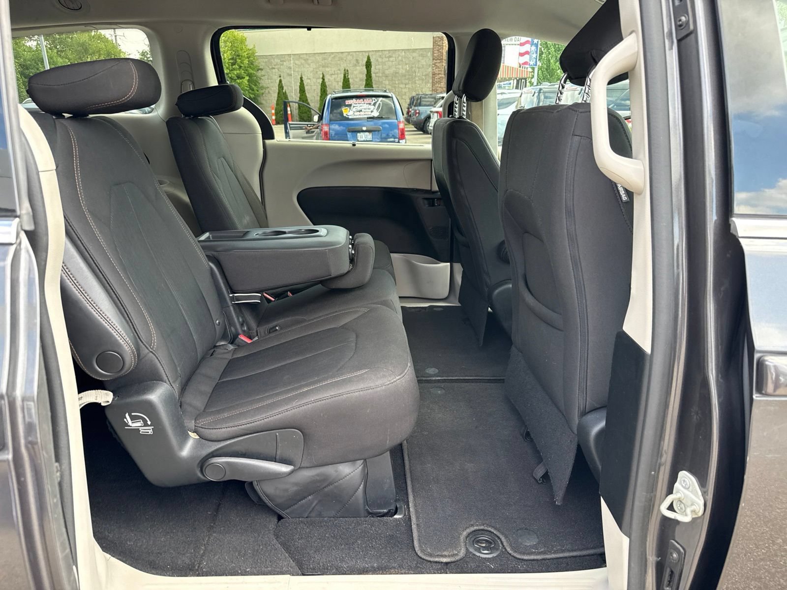 Used 2018 Chrysler Pacifica Touring Plus w/ Tire & Wheel Group FWD image 4