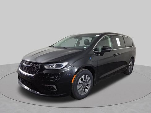 Used 2023 Chrysler Pacifica Touring-L FWD image 2