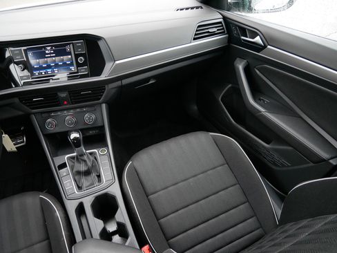 Used 2024 Volkswagen Jetta Sport image 11