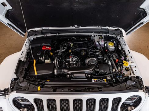 Used 2022 Jeep Wrangler Unlimited Sahara AWD/4WD image 28