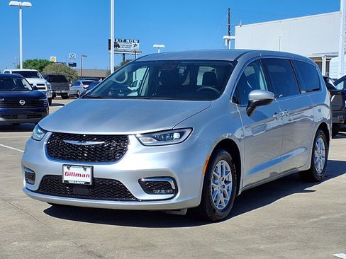 Used 2023 Chrysler Pacifica Touring-L FWD image 5