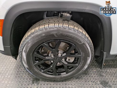 Used 2024 Jeep Grand Cherokee L Altitude AWD/4WD image 7
