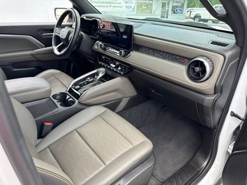 Used 2024 Chevrolet Colorado ZR2 w/ ZR2 Convenience Package III AWD/4WD image 30